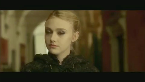 lovely-dakota-new-moon-trailer-mtv-02.jpg