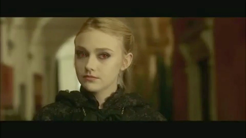 lovely-dakota-new-moon-trailer-mtv-04.jpg
