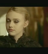 lovely-dakota-new-moon-trailer-mtv-01.jpg