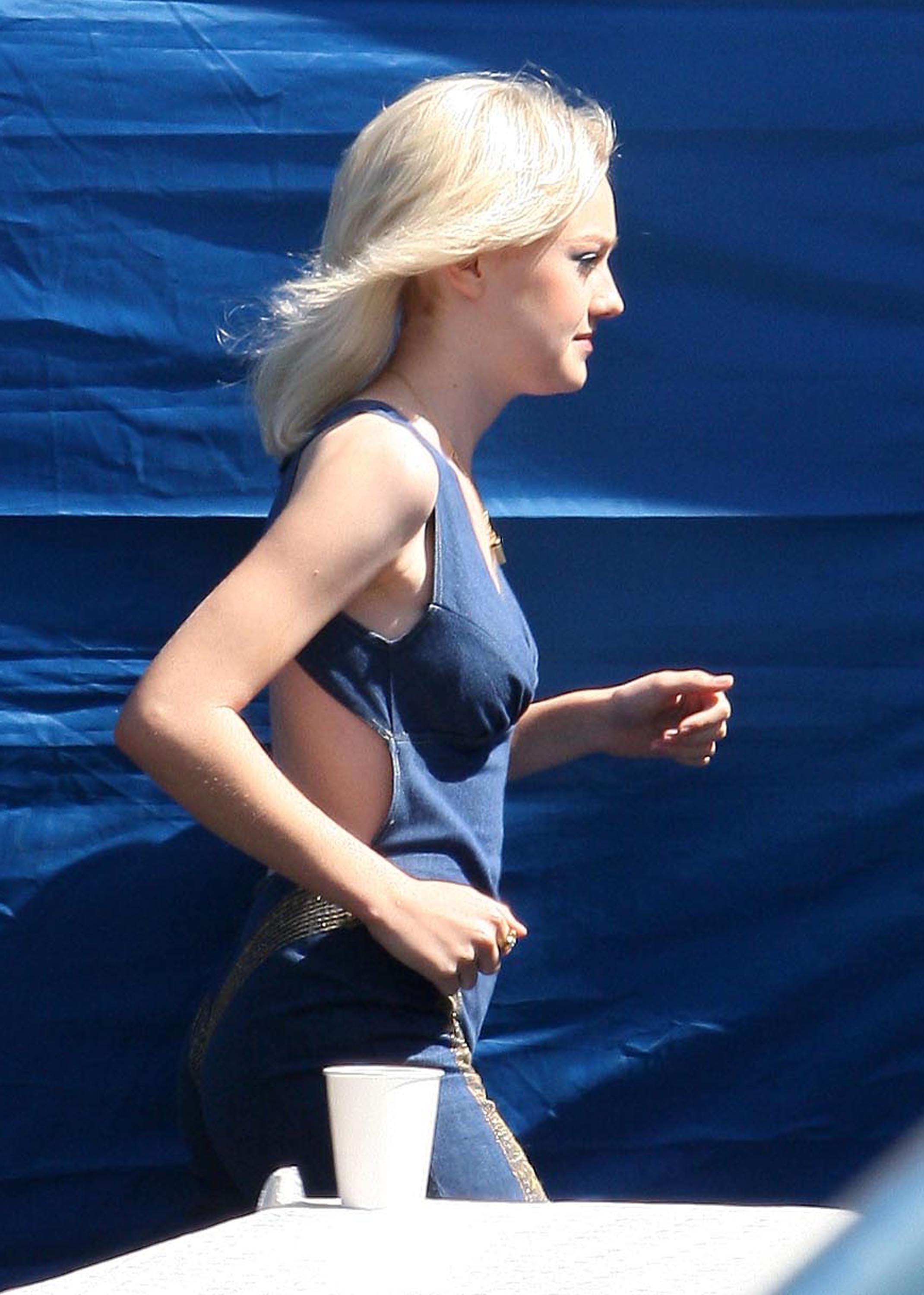 lovely-dakota-runaways-06-23-2009-05.jpg