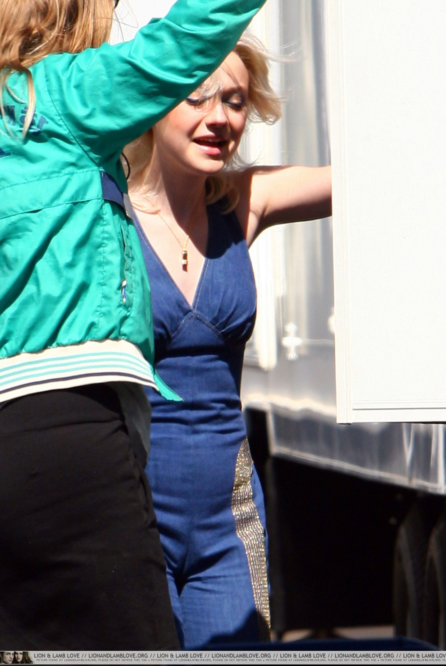 lovely-dakota-runaways-06-23-2009-26.jpg