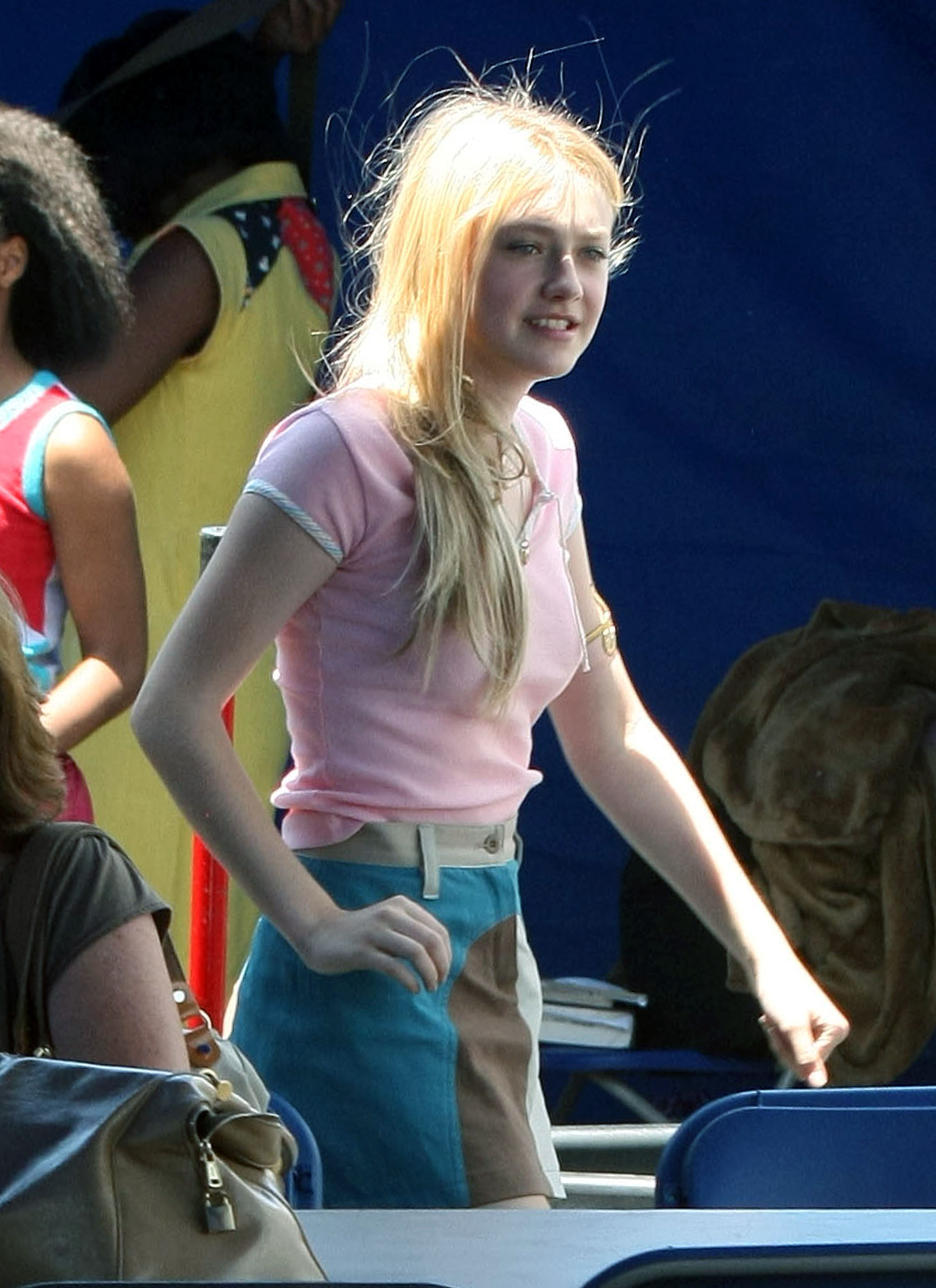 lovely-dakota-runaways-06-23-2009-06.jpg