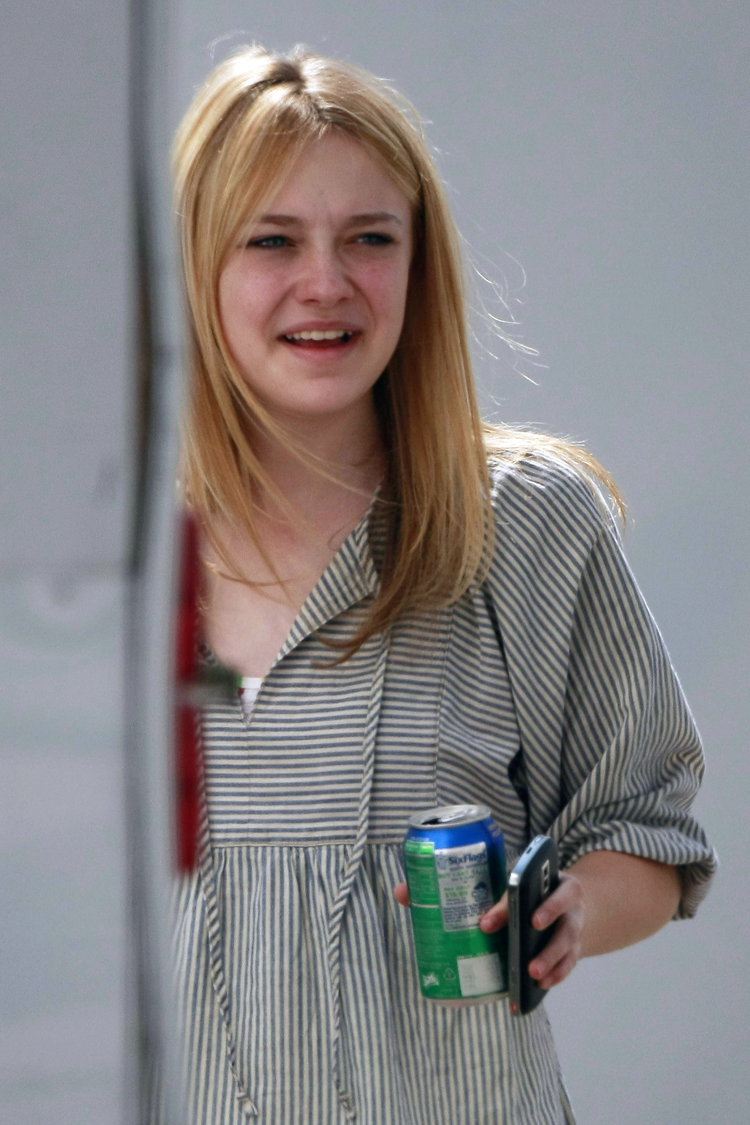 lovely-dakota-runaways-07-26-2009-01.jpg