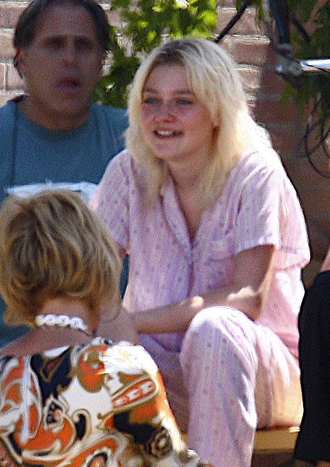 lovely-dakota-runaways-07-31-2009-15.jpg