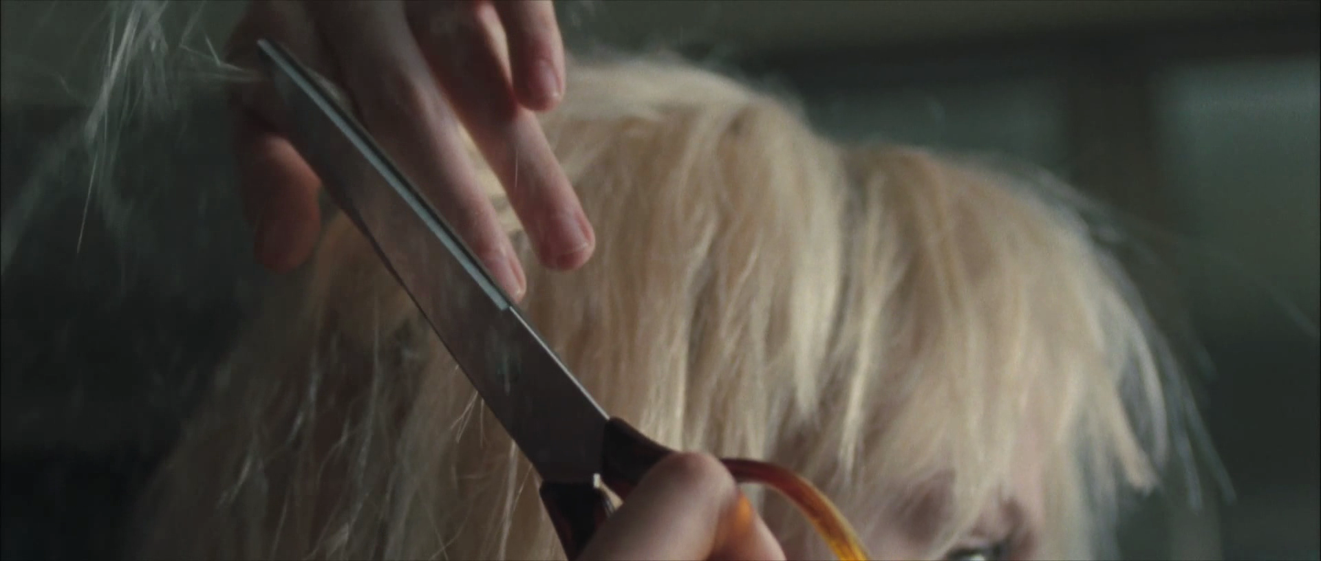 lovely-dakota-runaways-trailer-002.jpg