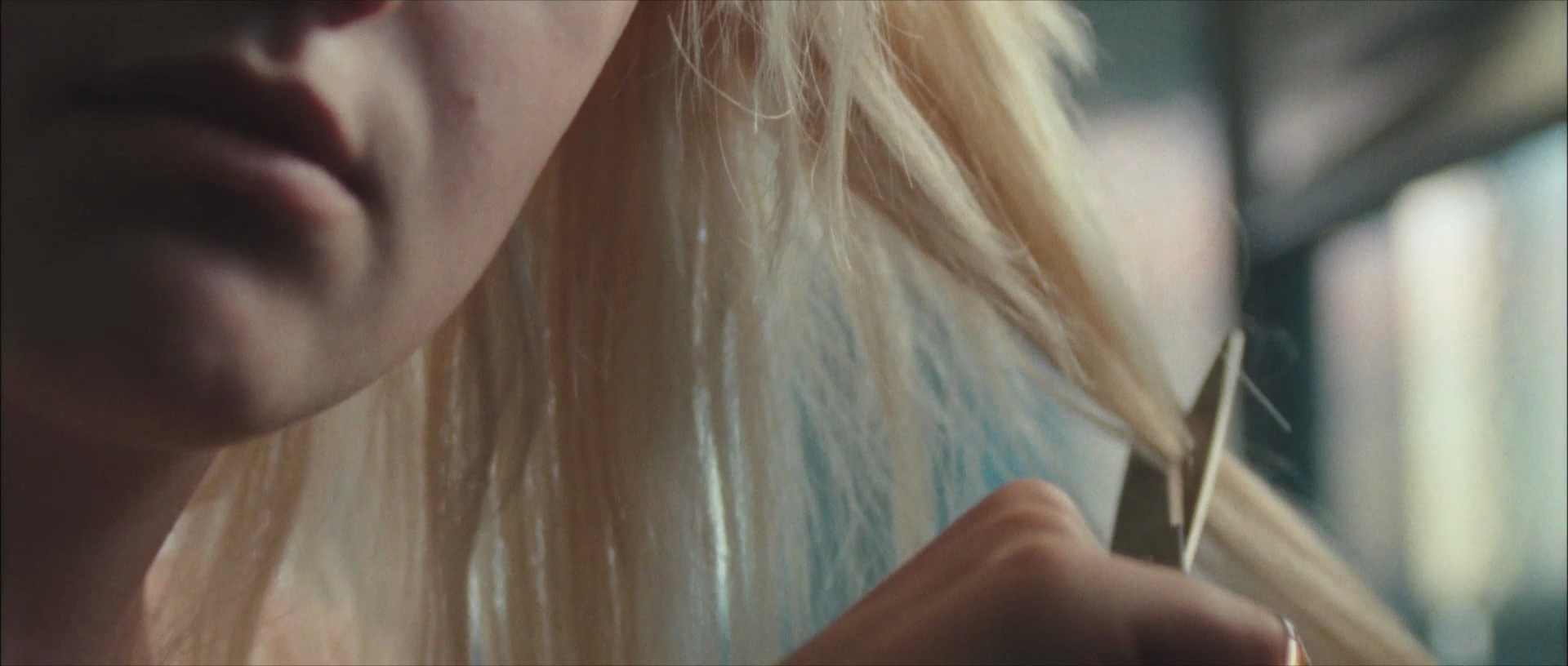 lovely-dakota-runaways-trailer-003.jpg