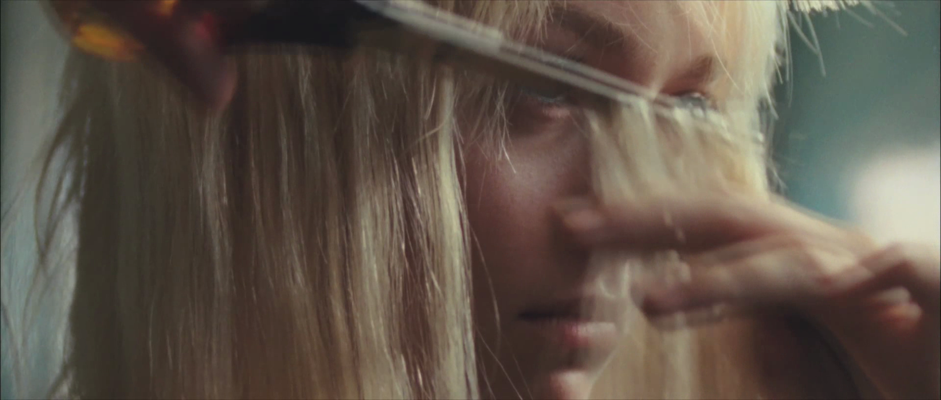 lovely-dakota-runaways-trailer-004.jpg