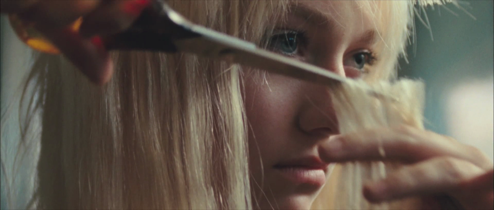 lovely-dakota-runaways-trailer-005.jpg