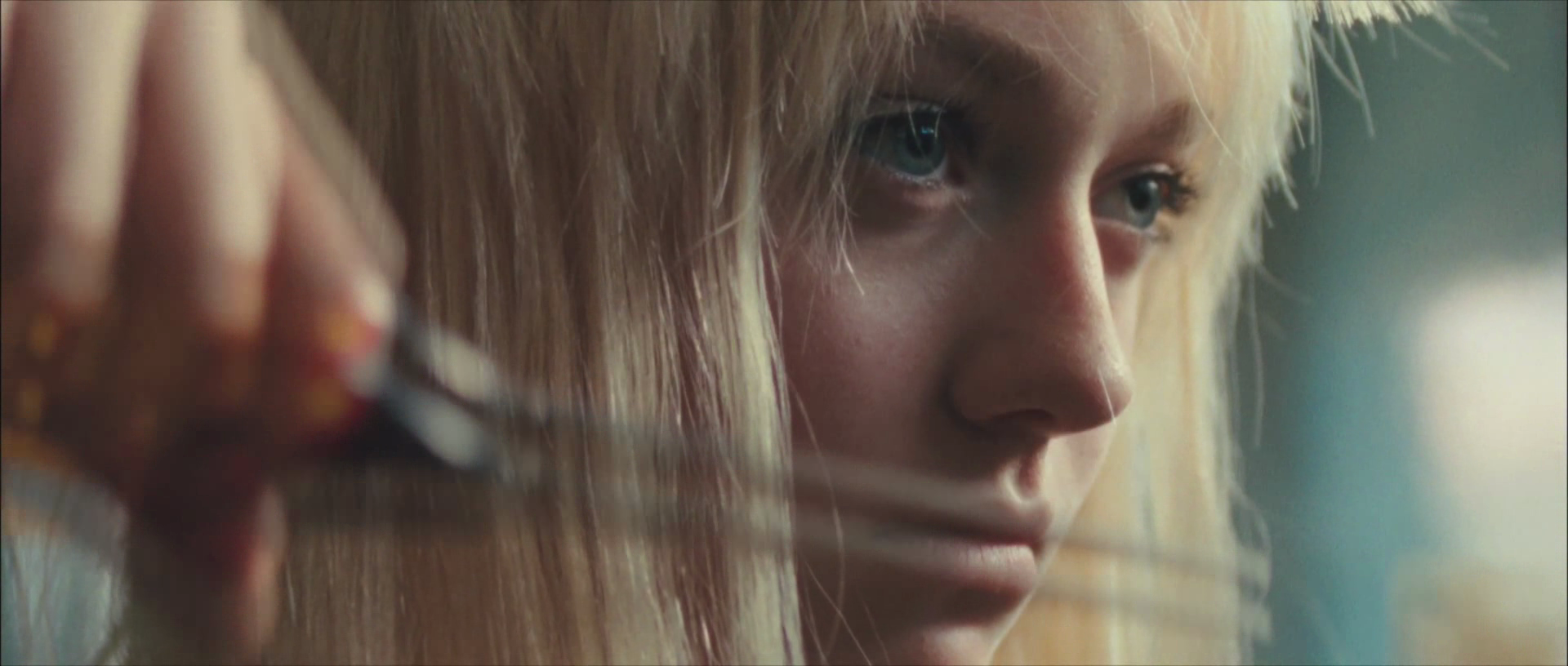 lovely-dakota-runaways-trailer-007.jpg