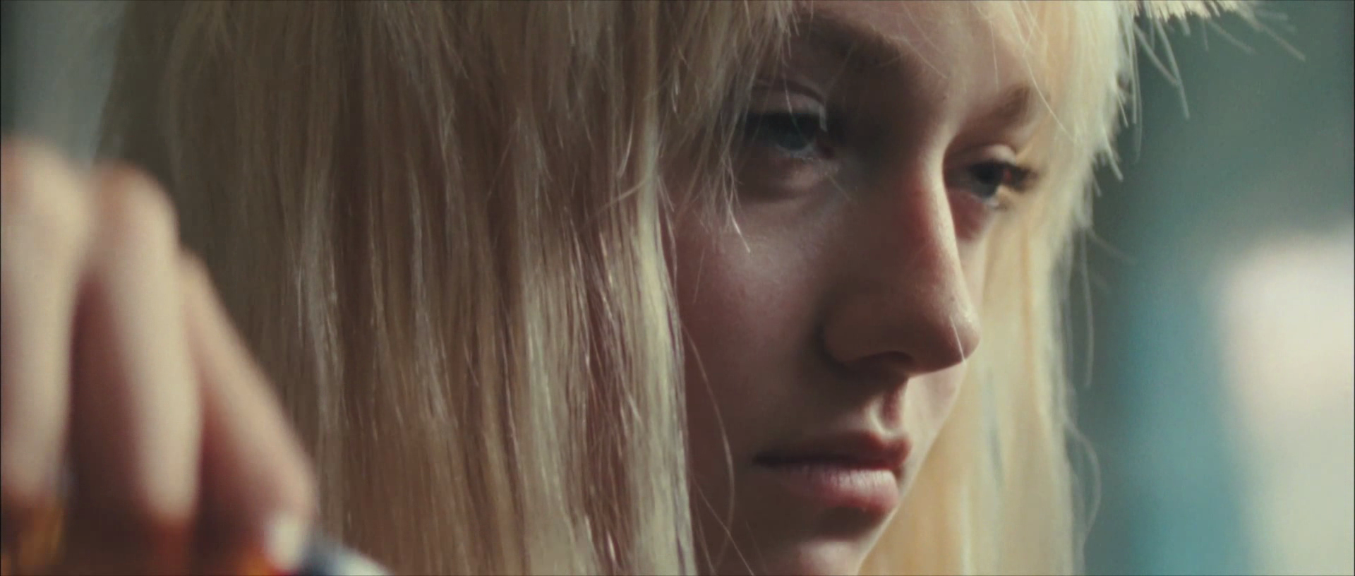 lovely-dakota-runaways-trailer-008.jpg