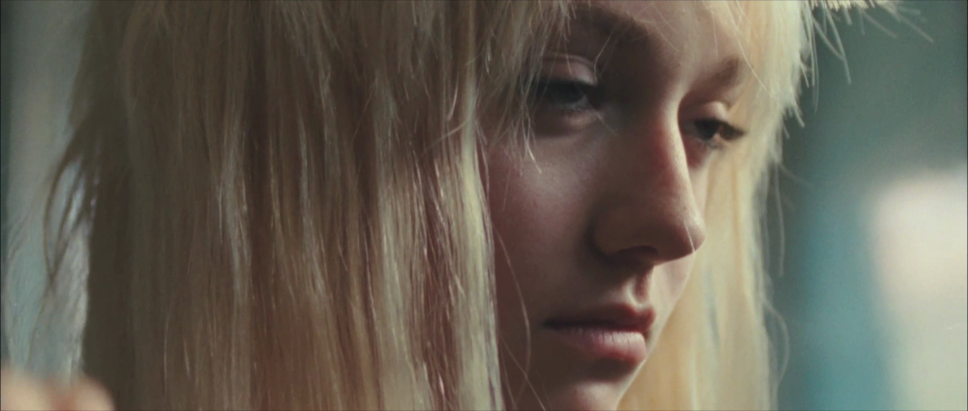 lovely-dakota-runaways-trailer-009.jpg