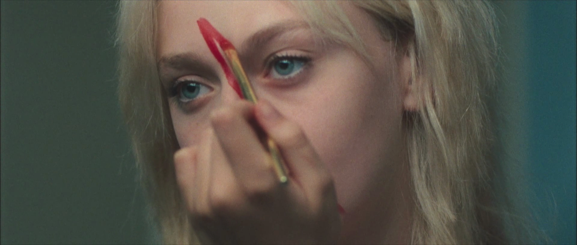 lovely-dakota-runaways-trailer-013.jpg
