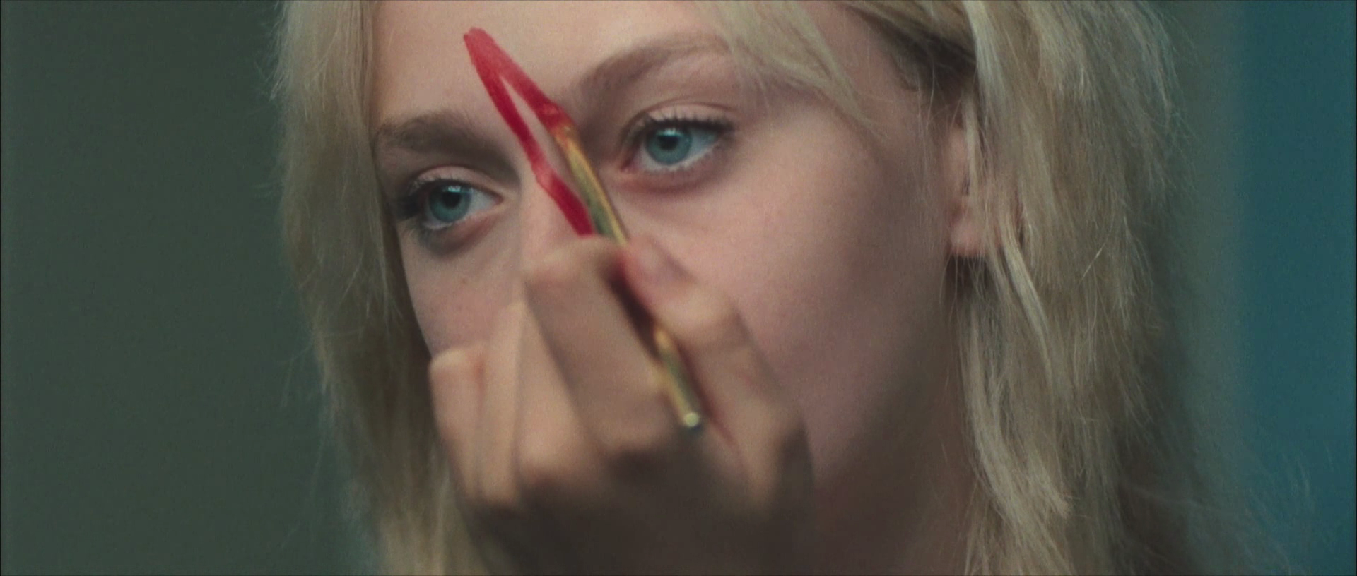 lovely-dakota-runaways-trailer-014.jpg