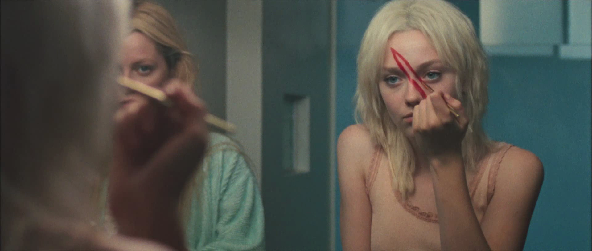 lovely-dakota-runaways-trailer-015.jpg