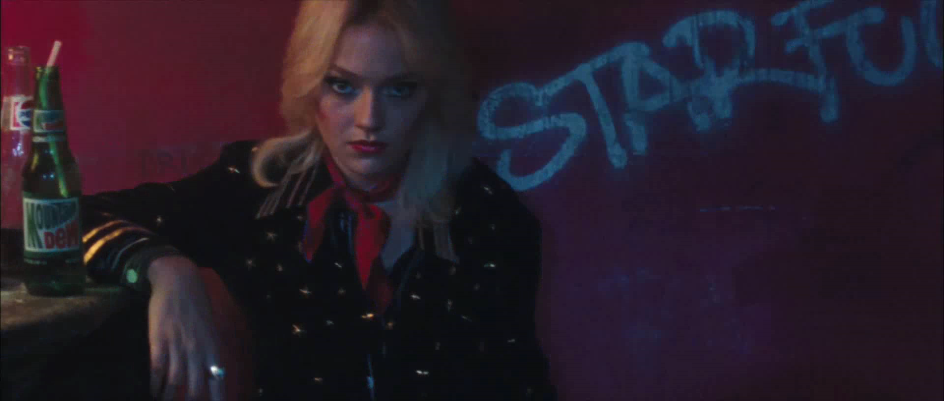 lovely-dakota-runaways-trailer-019.jpg
