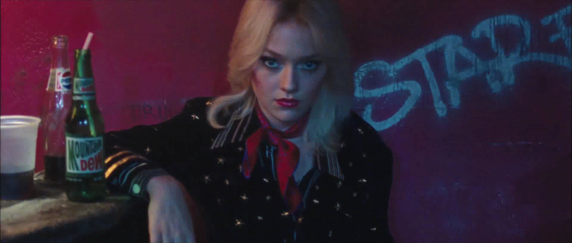 lovely-dakota-runaways-trailer-021.jpg