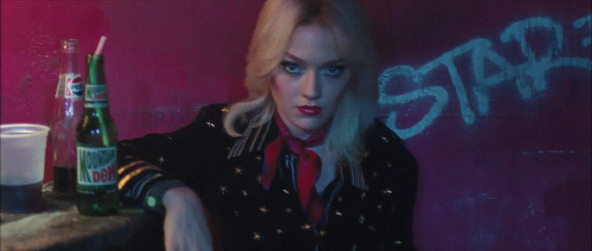 lovely-dakota-runaways-trailer-022.jpg