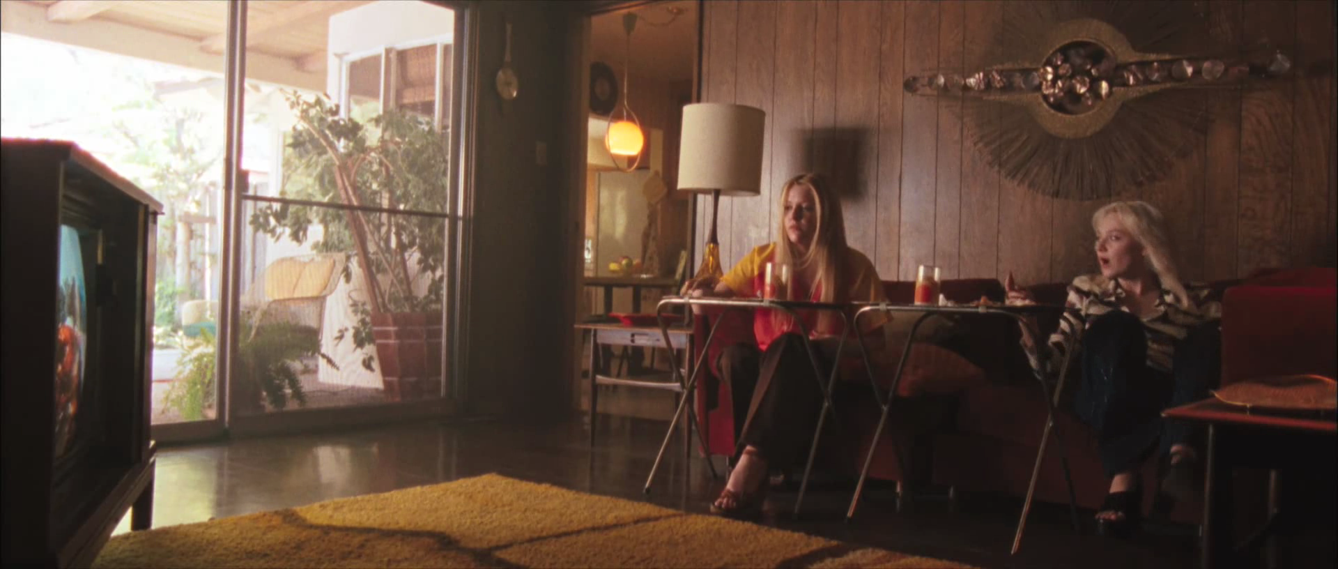 lovely-dakota-runaways-trailer-032.jpg