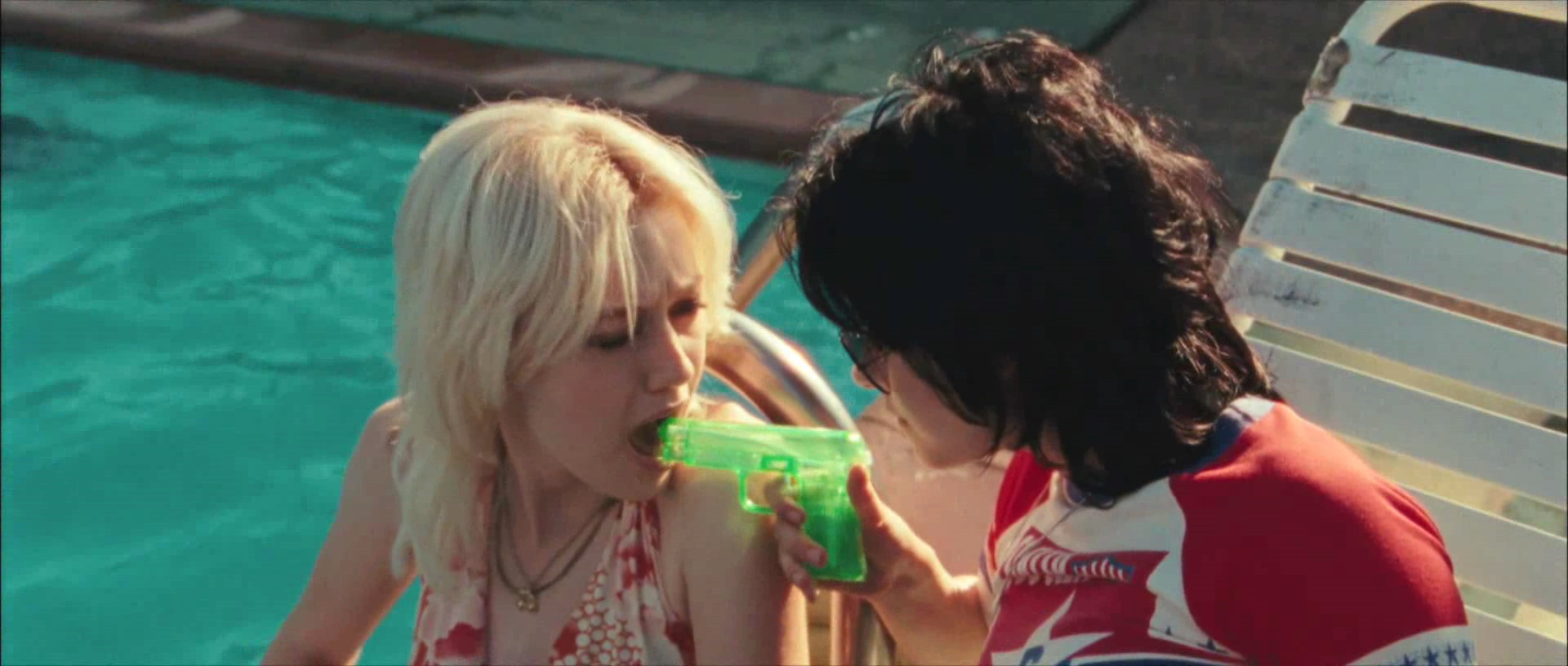 lovely-dakota-runaways-trailer-039.jpg