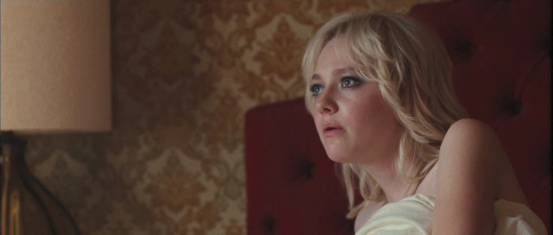 lovely-dakota-runaways-trailer-055.jpg