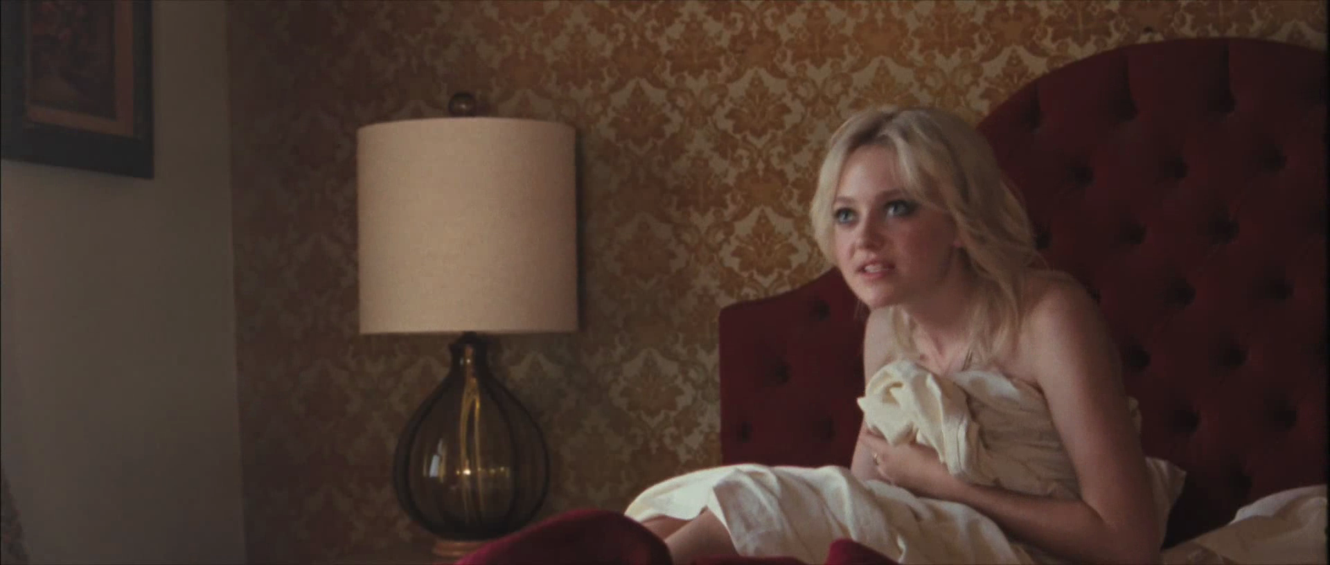 lovely-dakota-runaways-trailer-058.jpg