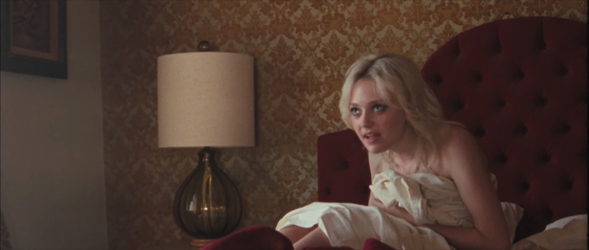 lovely-dakota-runaways-trailer-059.jpg
