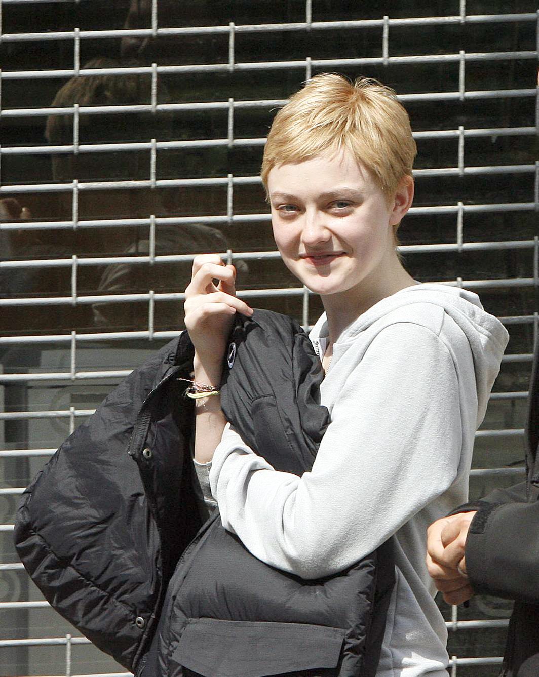 lovely-dakota-now-is-good-07-22-2011-33.jpg