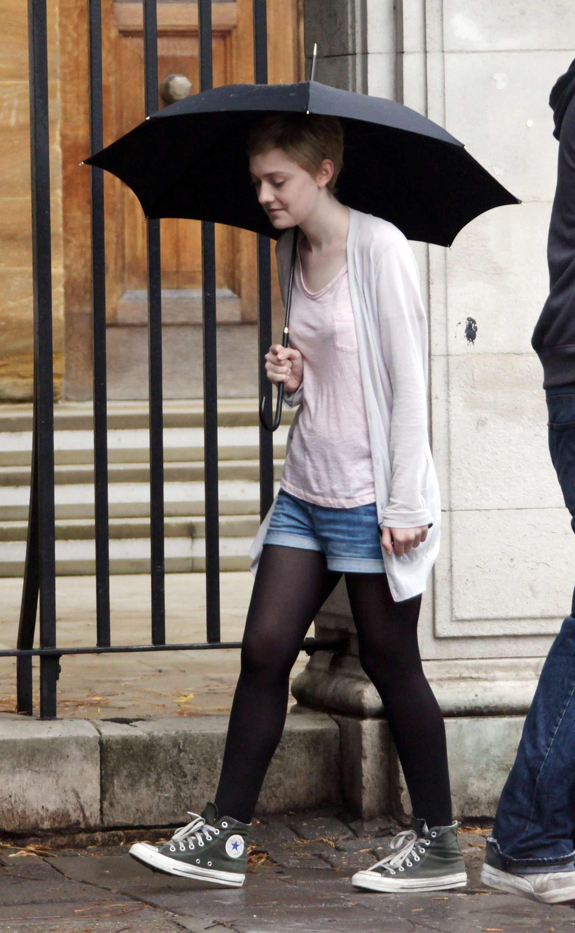 lovely-dakota-now-is-good-08-04-2011-06.jpg
