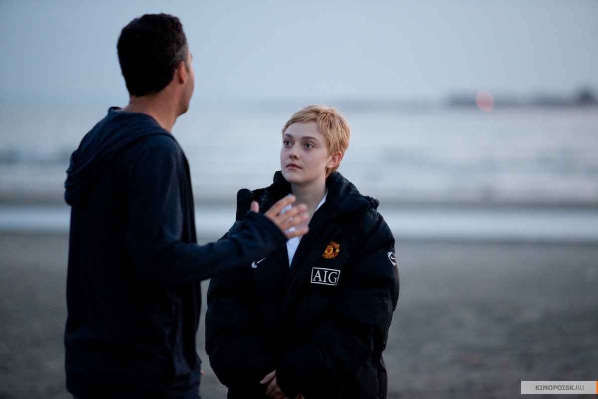 lovely-dakota-now-is-good-on-set-02.jpg