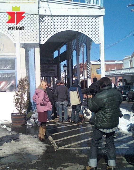 lovely-dakota-motel-life-on-set-02.jpg