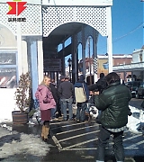 lovely-dakota-motel-life-on-set-02.jpg