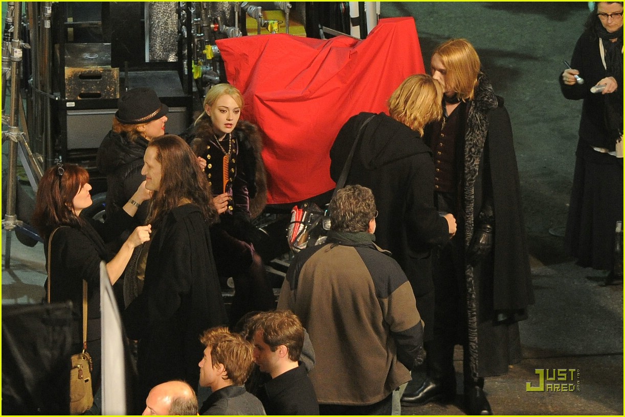 lovely-dakota-breaking-dawn-part-2-12-16-2010-04.jpg