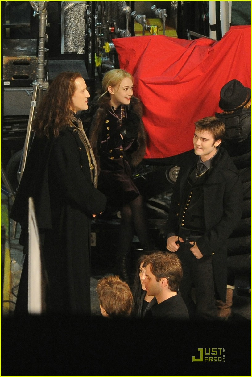lovely-dakota-breaking-dawn-part-2-12-16-2010-06.jpg
