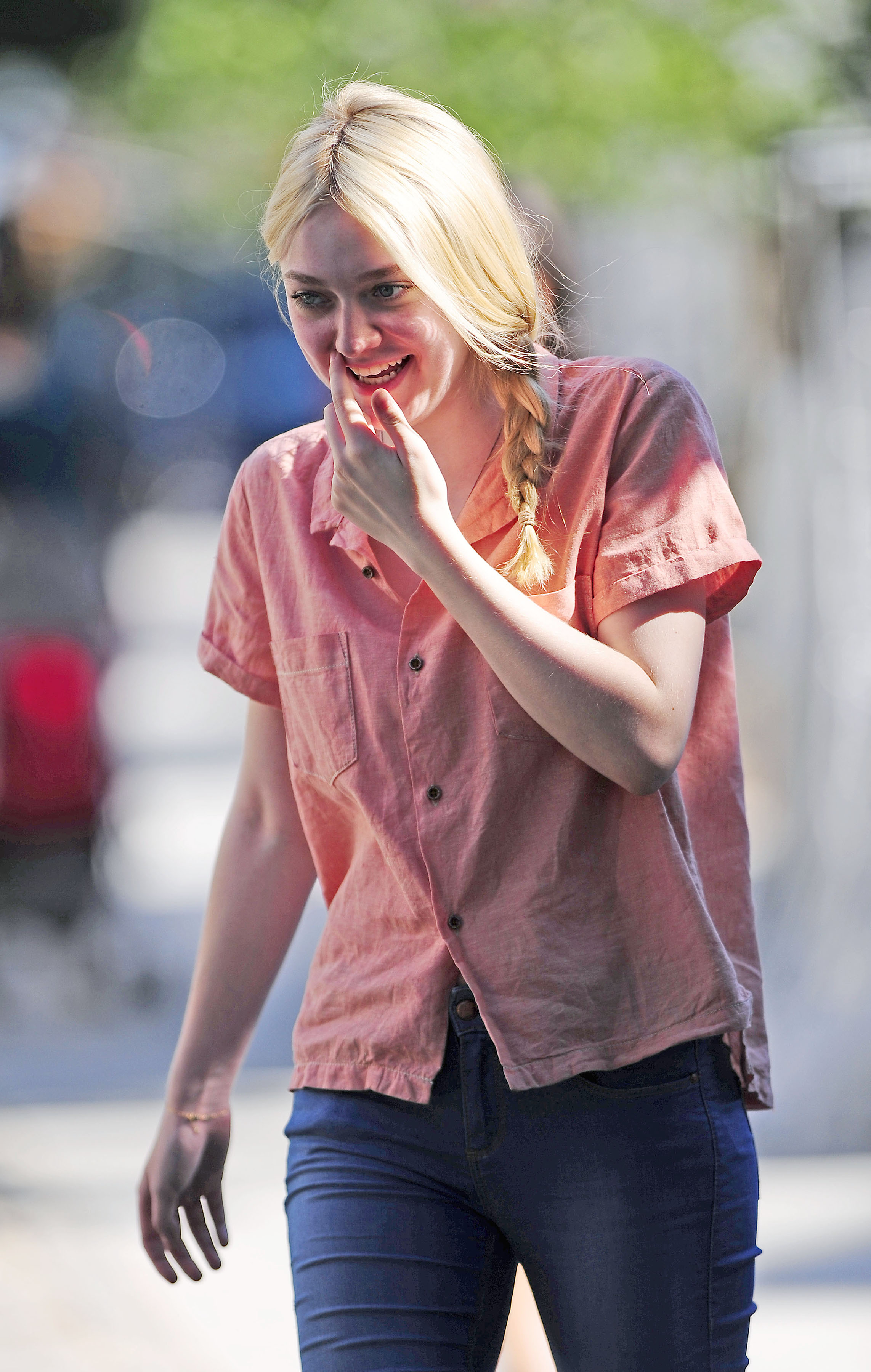lovely-dakota-very-good-girls-07-02-2012-06.jpg