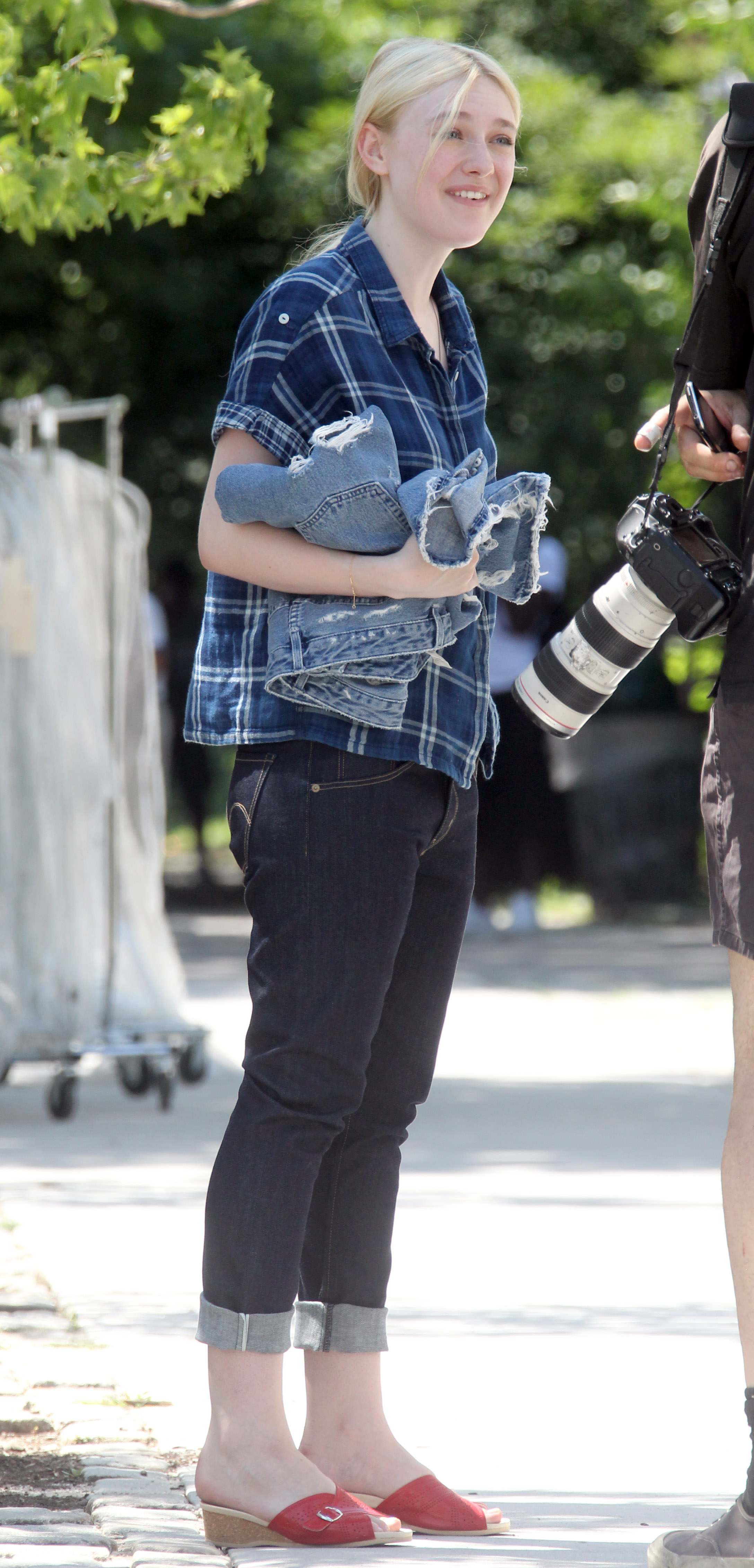 lovely-dakota-very-good-girls-07-02-2012-13.jpg