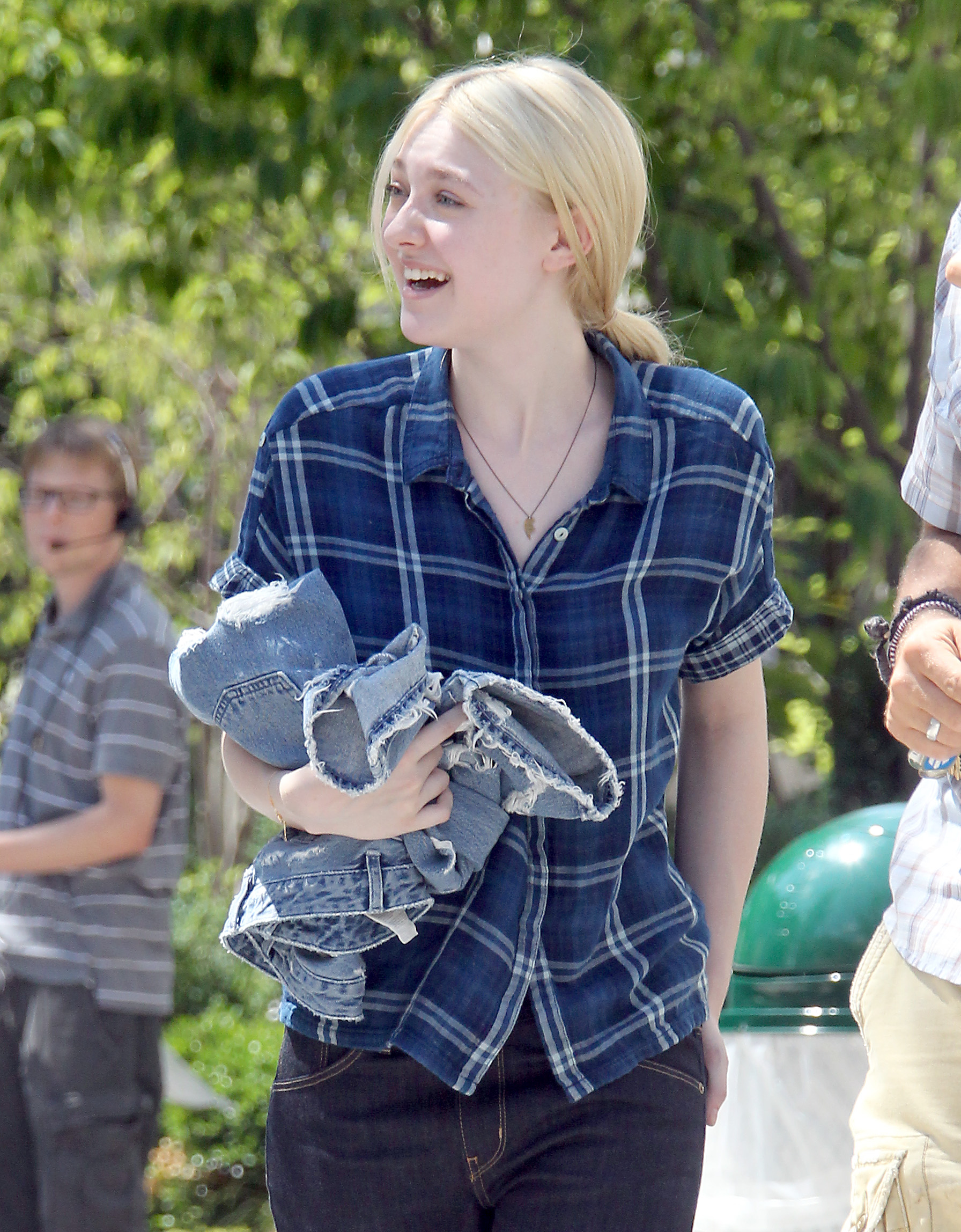 lovely-dakota-very-good-girls-07-02-2012-15.jpg