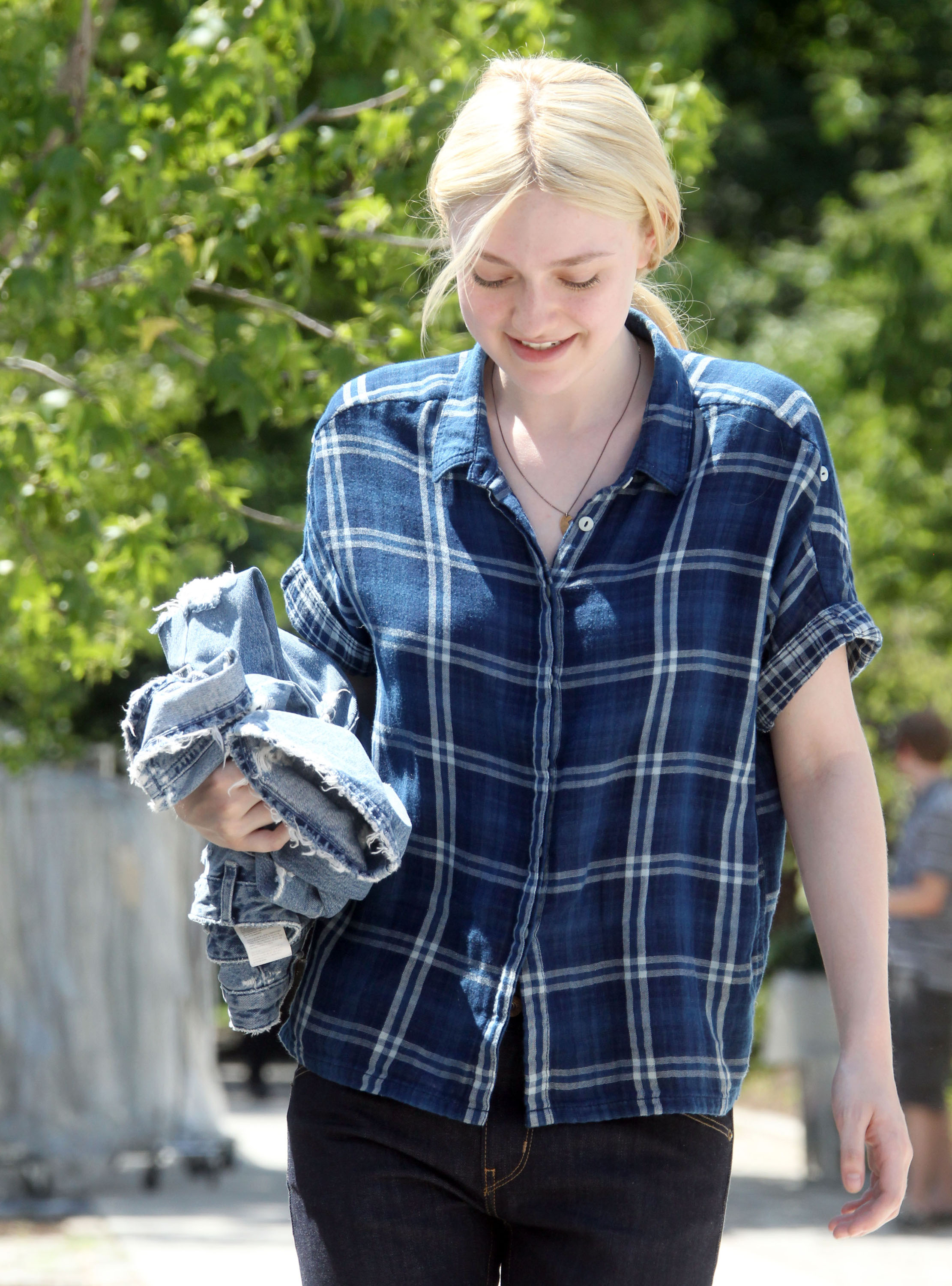 lovely-dakota-very-good-girls-07-02-2012-16.jpg