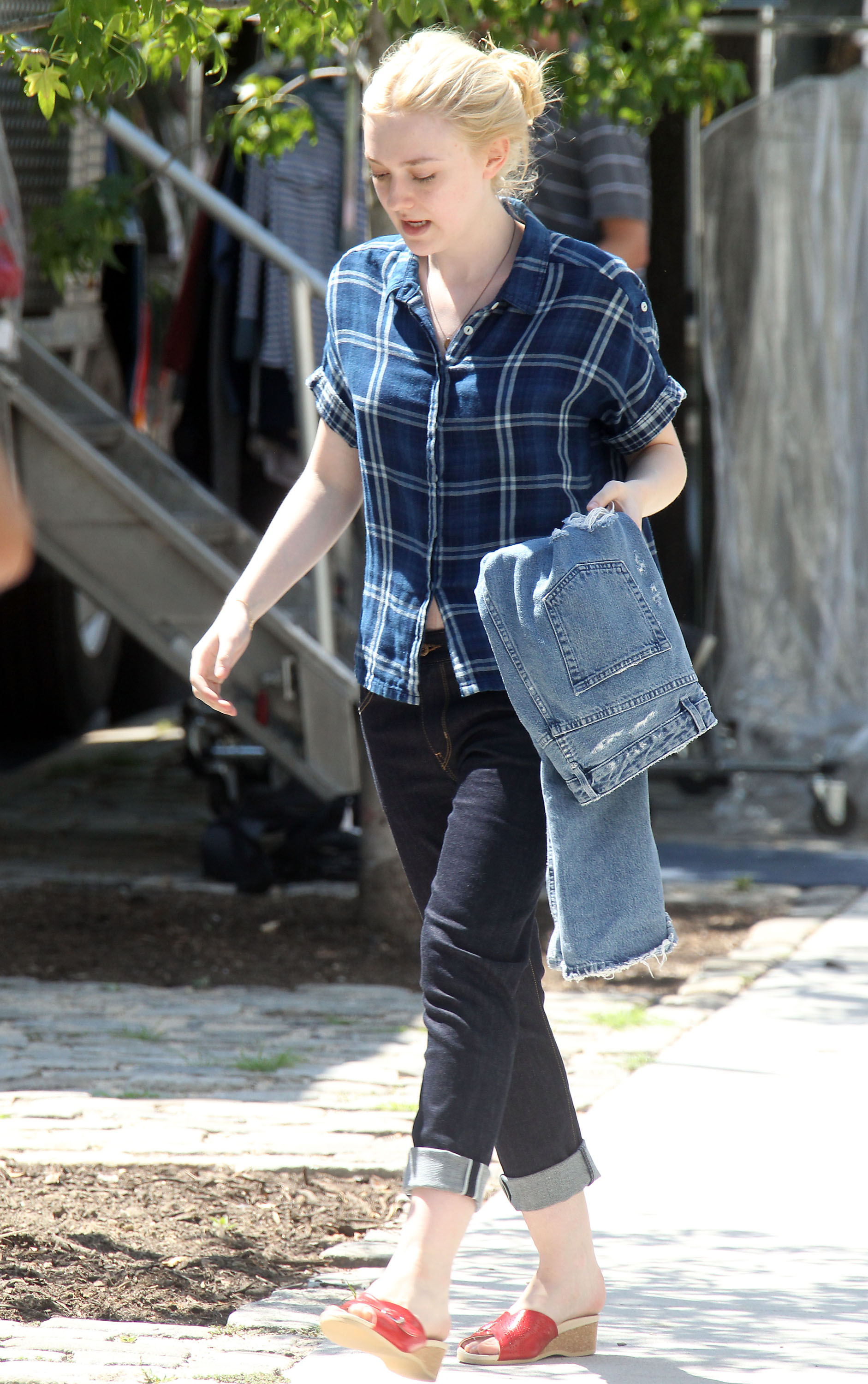 lovely-dakota-very-good-girls-07-02-2012-17.jpg