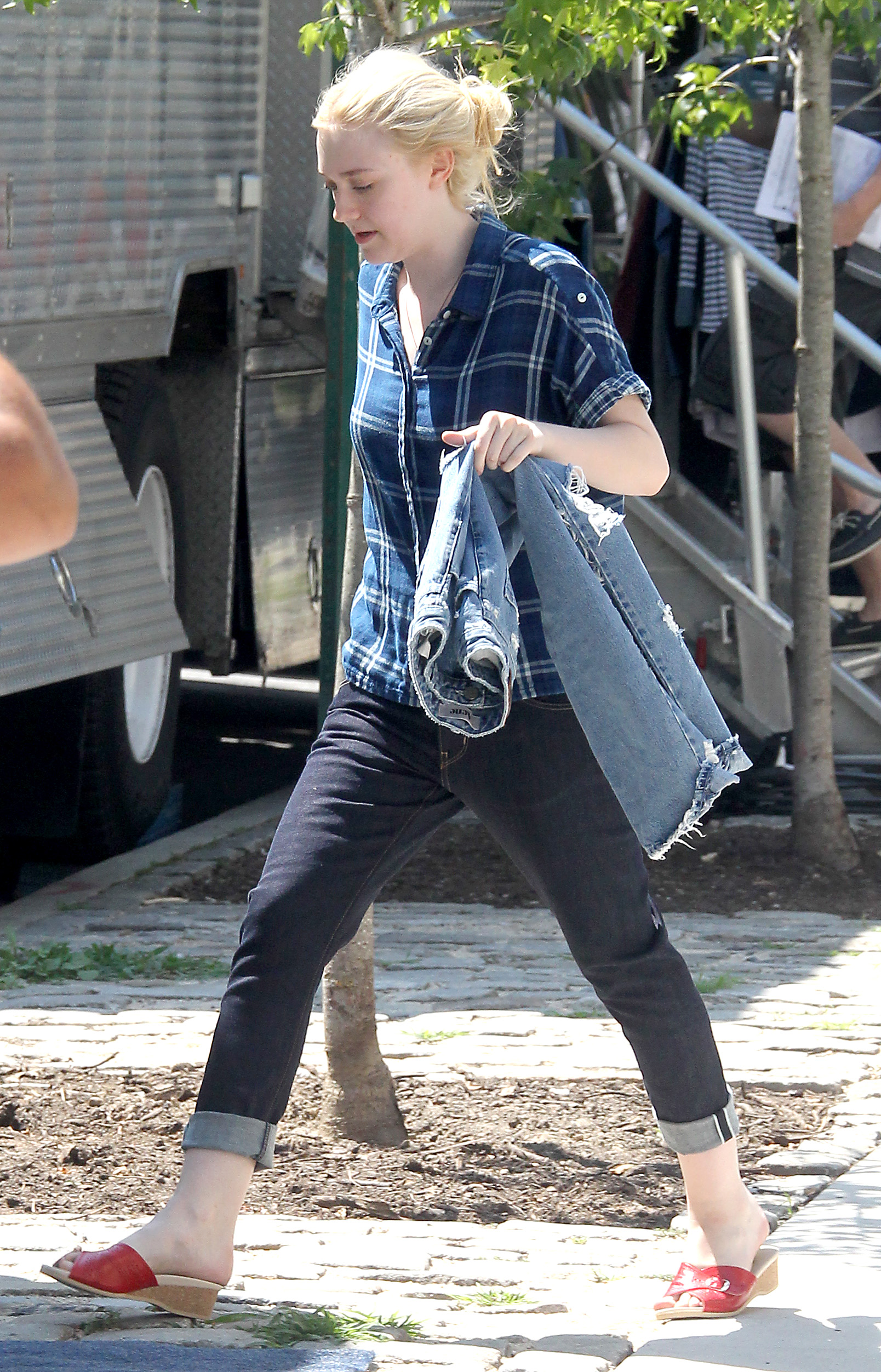 lovely-dakota-very-good-girls-07-02-2012-18.jpg