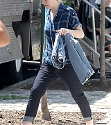 lovely-dakota-very-good-girls-07-02-2012-18.jpg