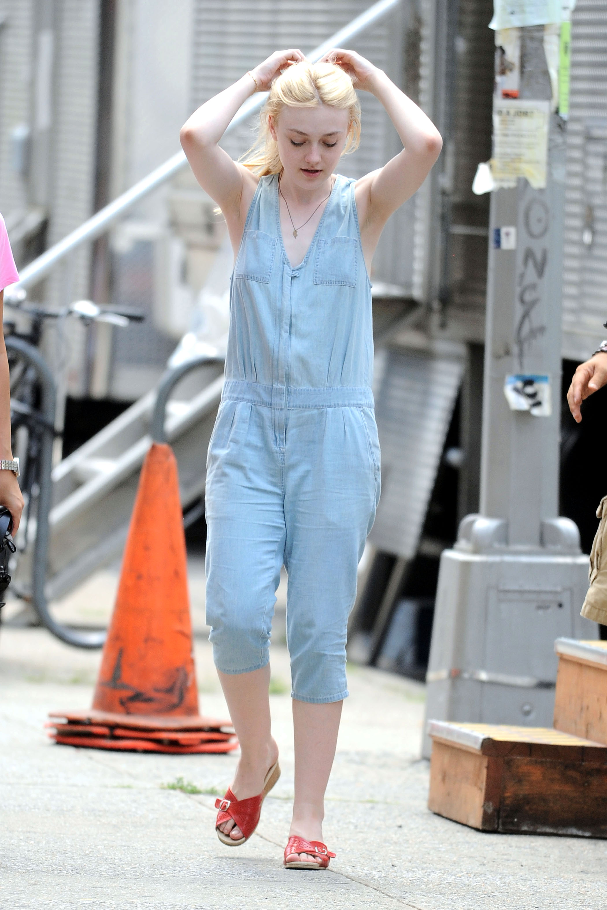 lovely-dakota-very-good-girls-07-03-2012-001.JPG