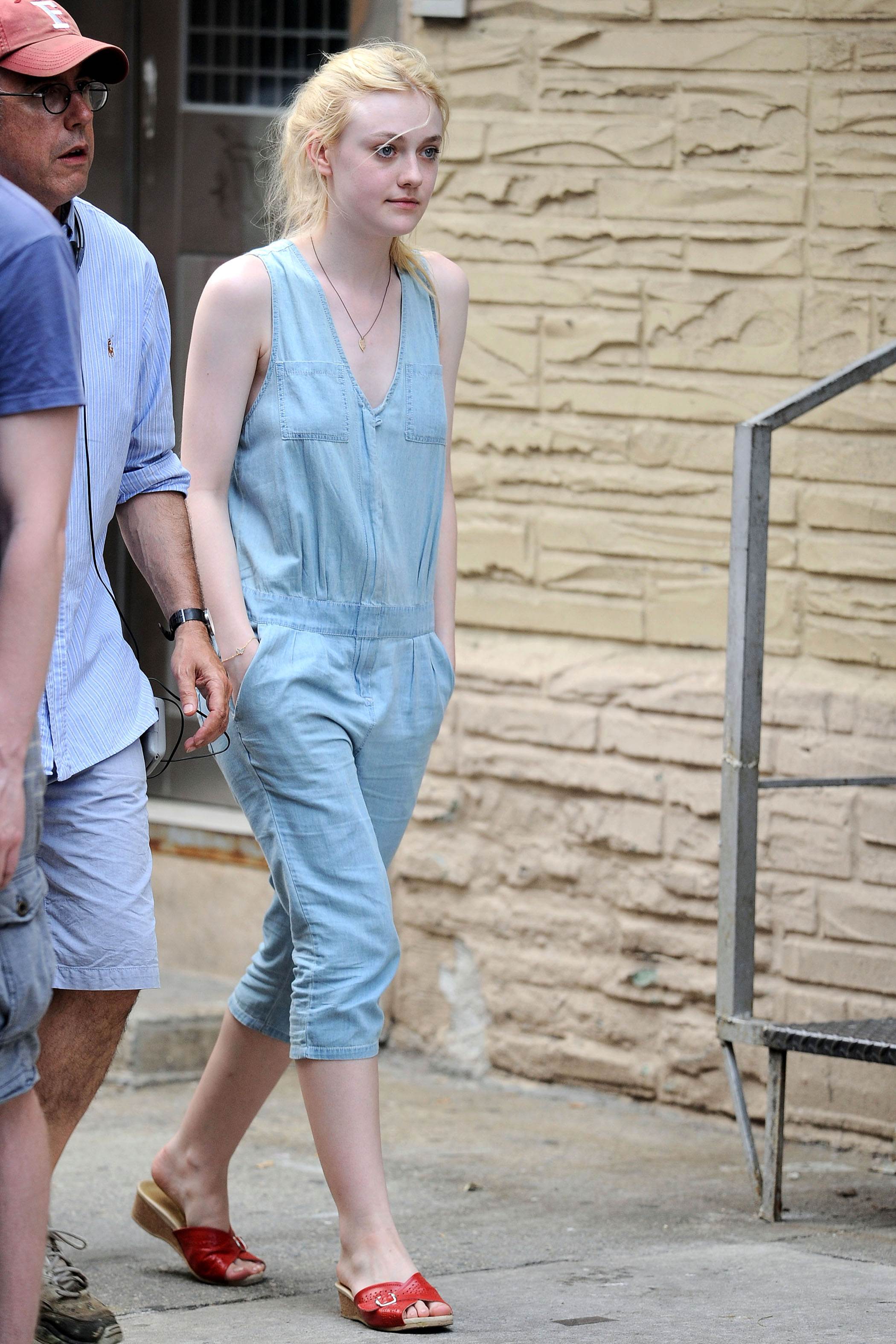 lovely-dakota-very-good-girls-07-03-2012-076.jpg