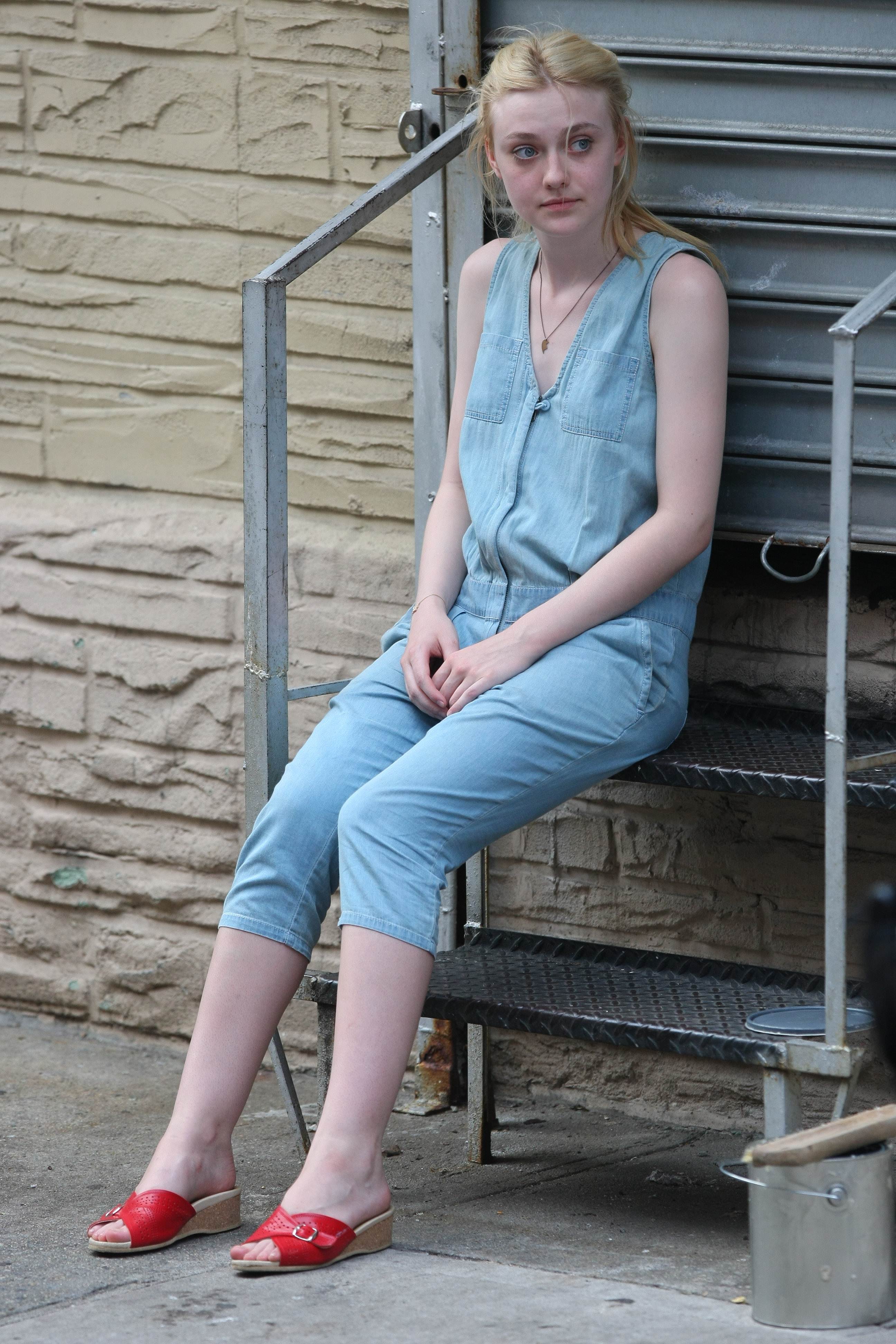 lovely-dakota-very-good-girls-07-03-2012-080.jpg