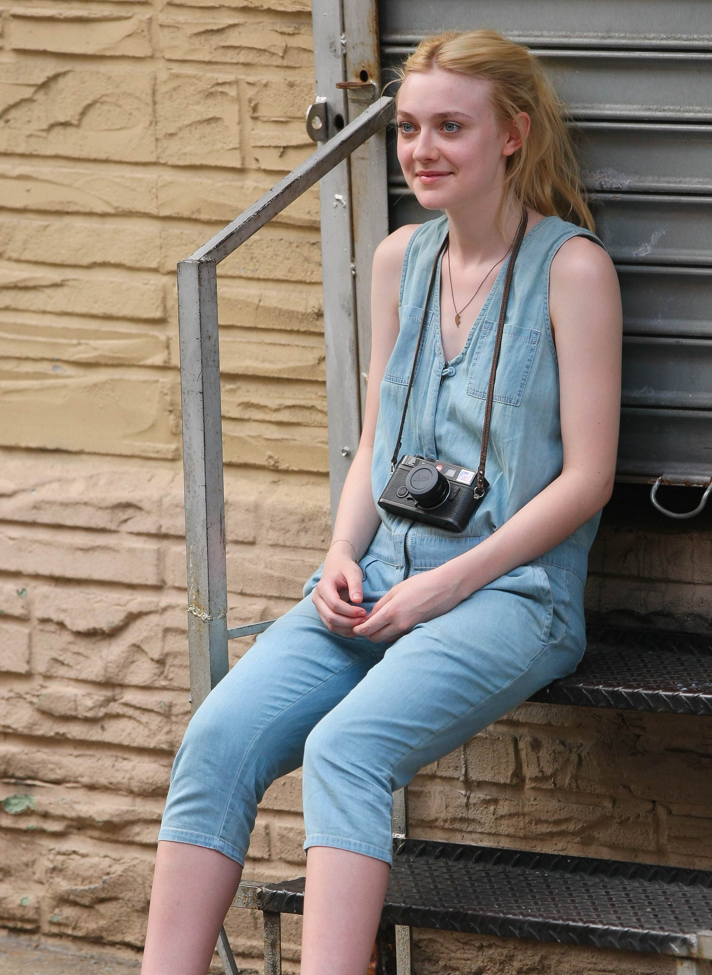 lovely-dakota-very-good-girls-07-03-2012-094.jpg