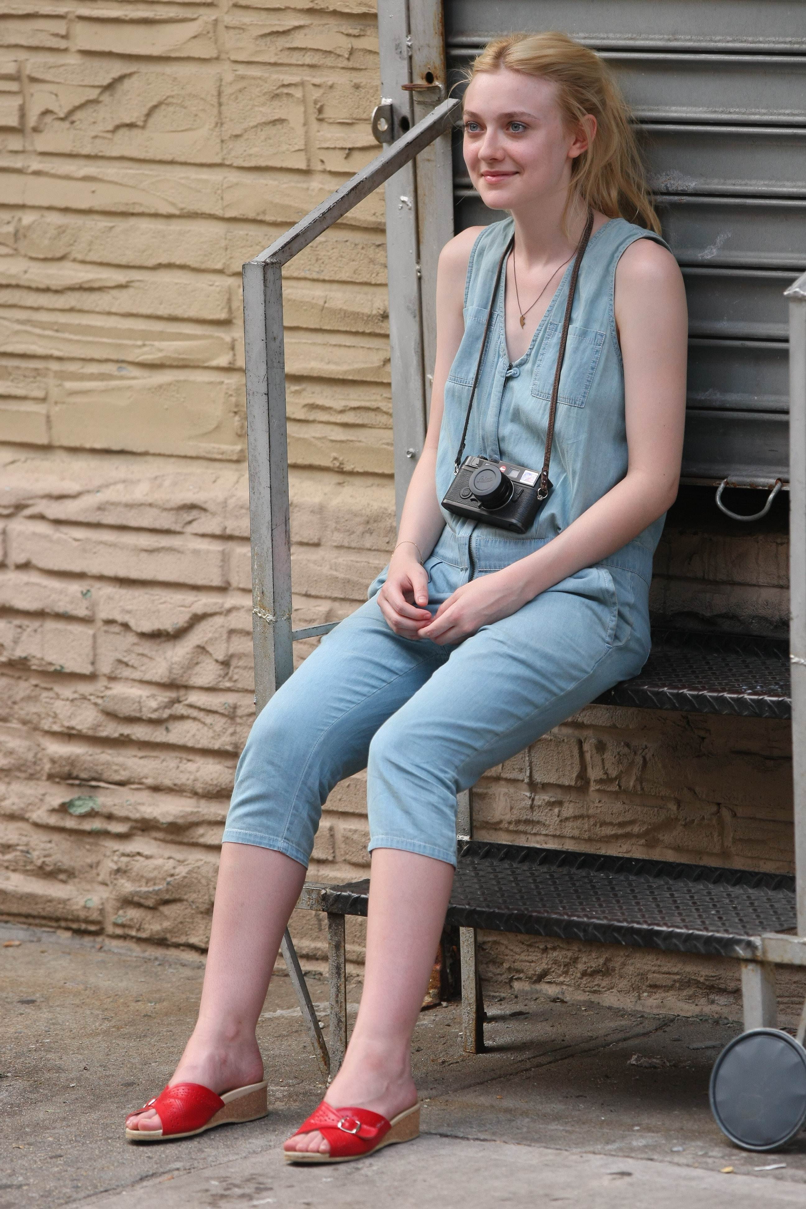 lovely-dakota-very-good-girls-07-03-2012-096.jpg