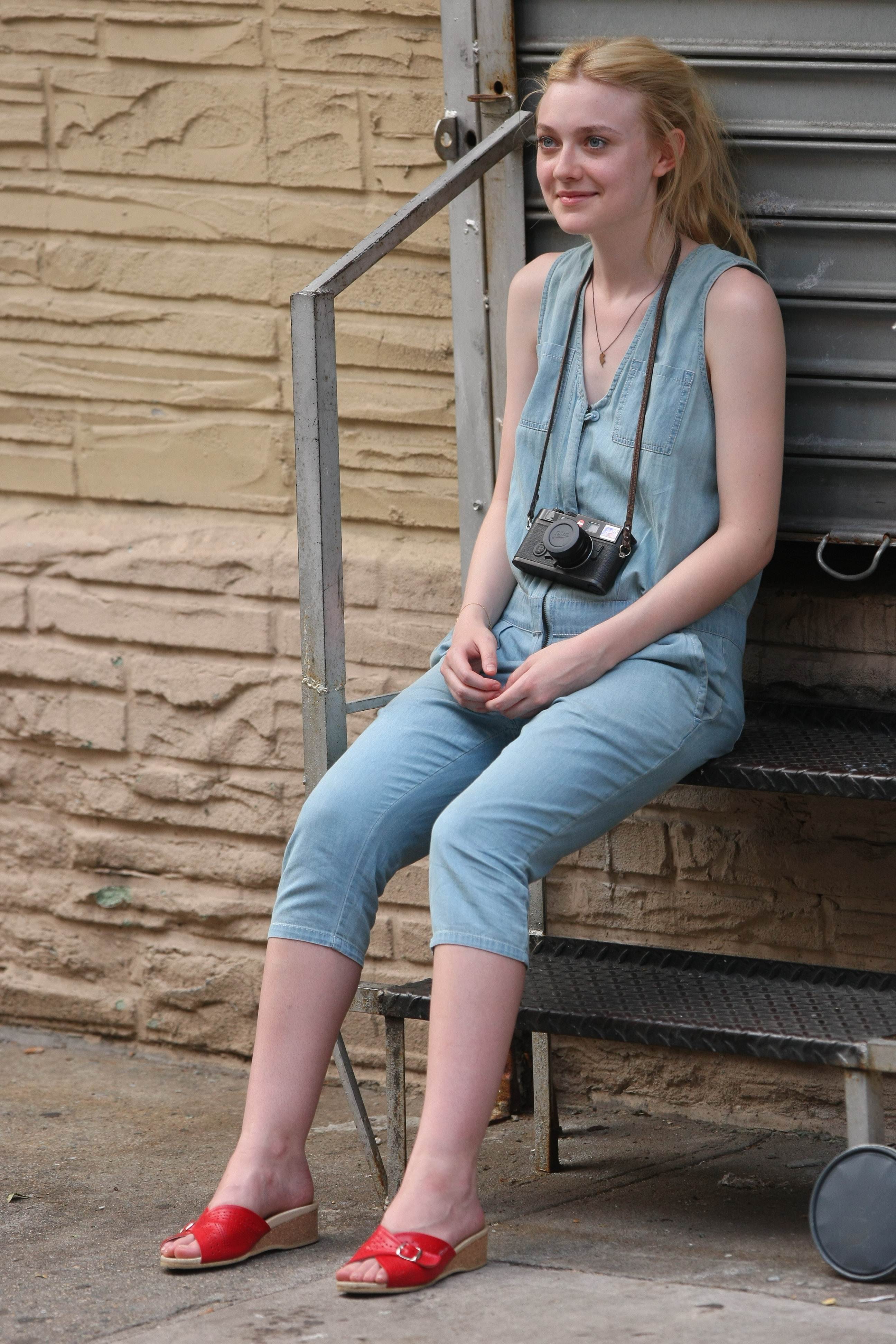lovely-dakota-very-good-girls-07-03-2012-097.jpg