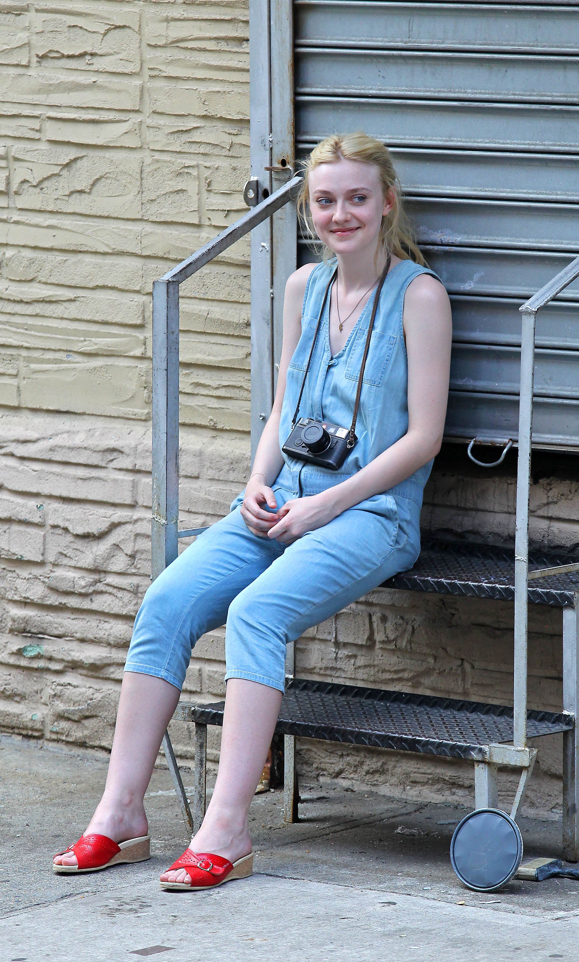 lovely-dakota-very-good-girls-07-03-2012-118.jpg