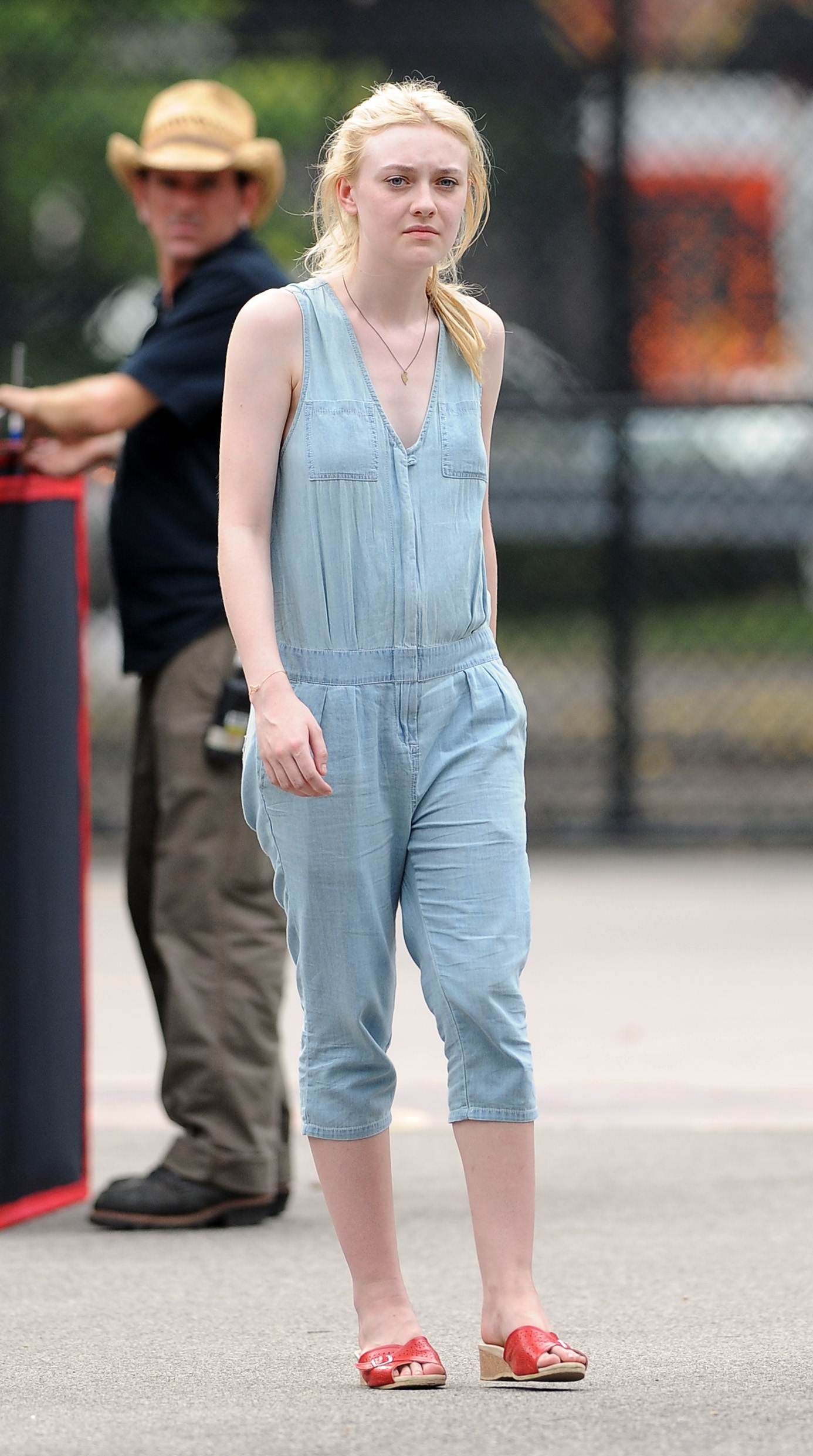 lovely-dakota-very-good-girls-07-03-2012-161.jpg