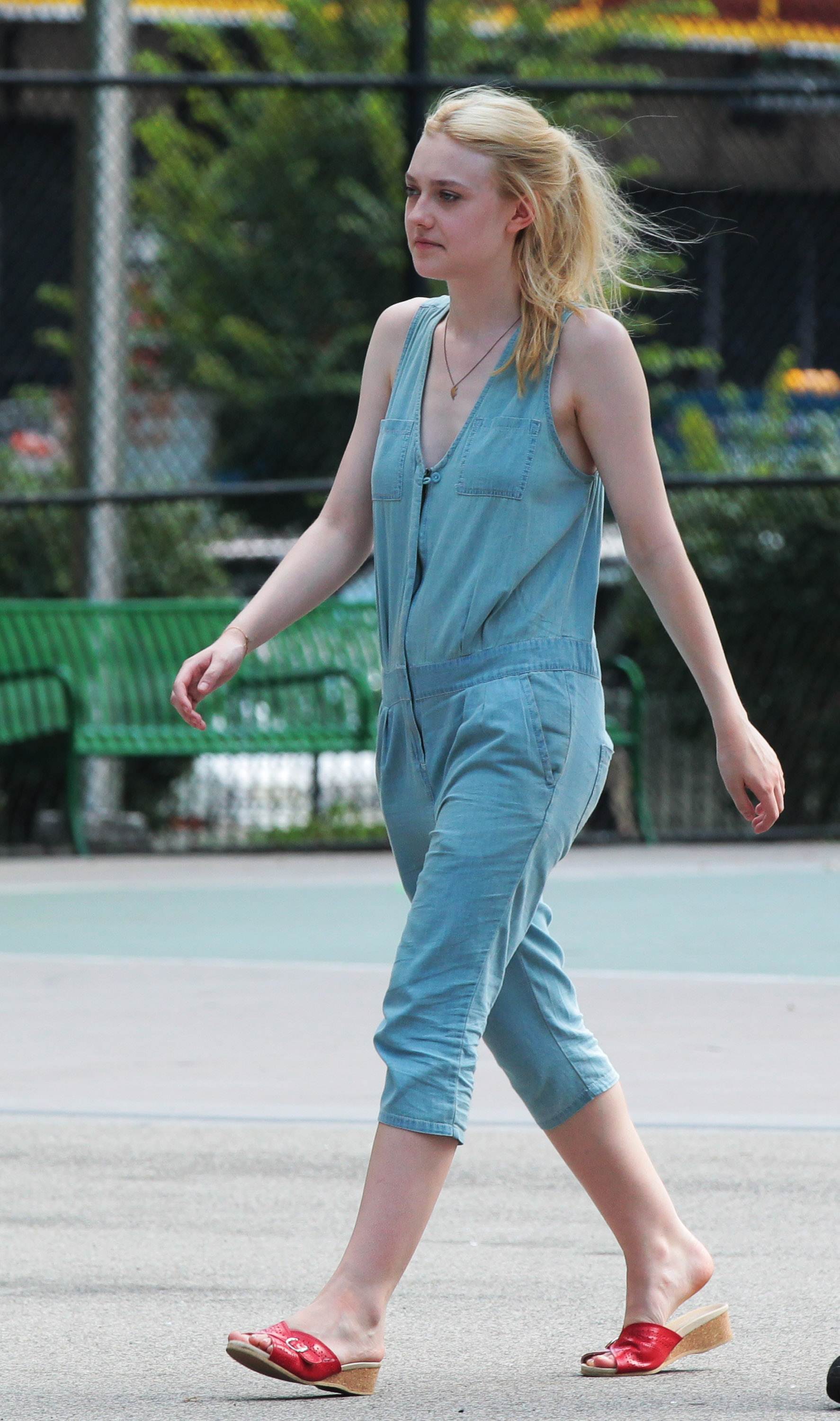 lovely-dakota-very-good-girls-07-03-2012-167.jpg