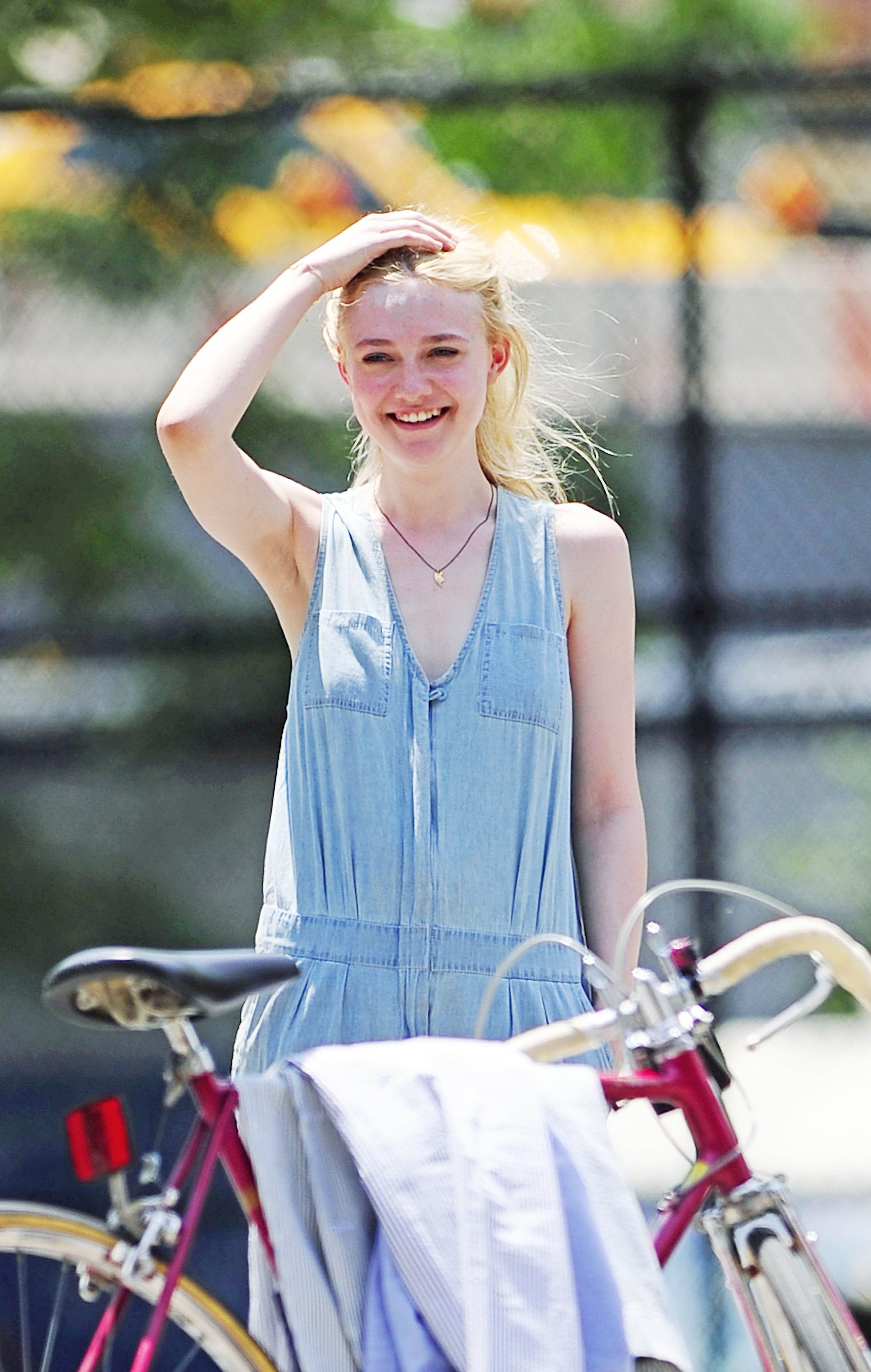 lovely-dakota-very-good-girls-07-03-2012-215.jpg